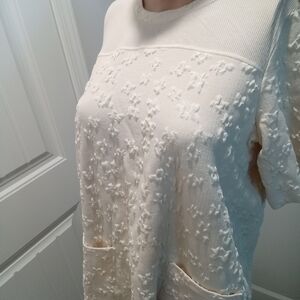 Logo Lori Goldstein Size S. Cream Textured Floral Pattern Short Sleeve T…